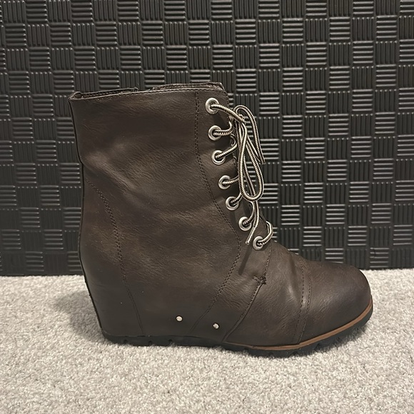 Unionbay Wedge boots, size 8. - Picture 4 of 10